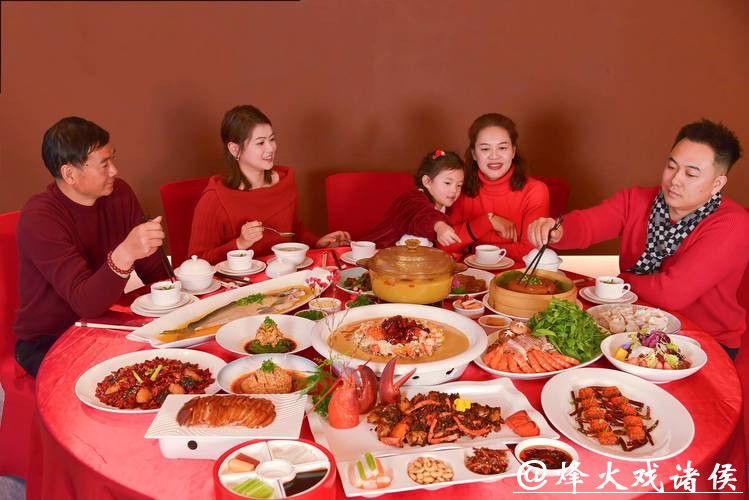 年味新体验!“西式团圆饭”出圈,解锁过年新范式 年味新体验!“西式团圆饭”出圈,解锁过年新范式