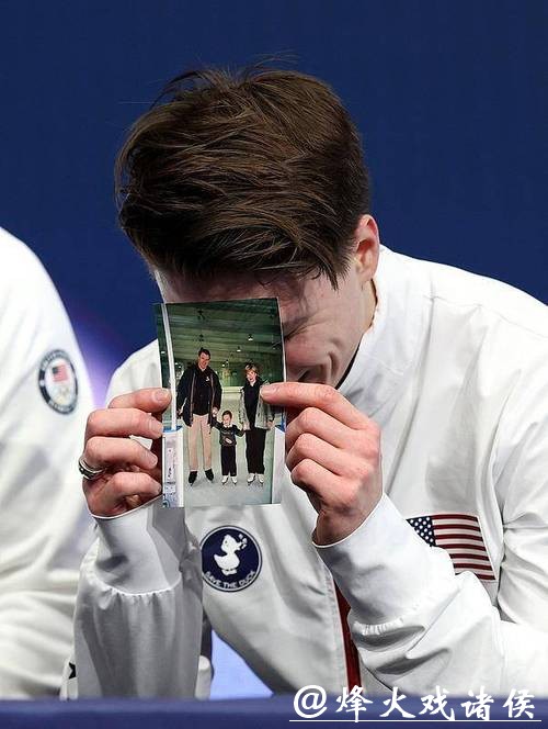 米兰冬奥|带着父母遗愿和全家福出场,瑙莫夫走出空难阴霾,圆梦花滑男单赛场 米兰冬奥|带着父母遗愿和全家福出场,瑙莫夫走出空难阴霾,圆梦花滑男单赛场